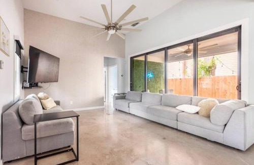 Government Hill House | Downtown Modern Farmhouse-Pool- Sleeps 12