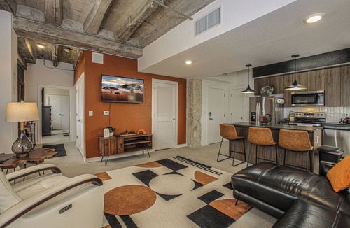 Columbia Apartment | Downtown Modern Industrial Oasis