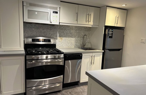 Leslieville House | Downtown Modern Newly Renovated 1Bedroom- Wifi, Transit, Walkable-LESLIEVILLE