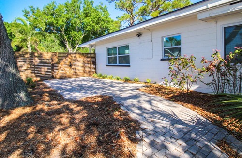 Park East Condo | Downtown Modern Retreat, Sunflower