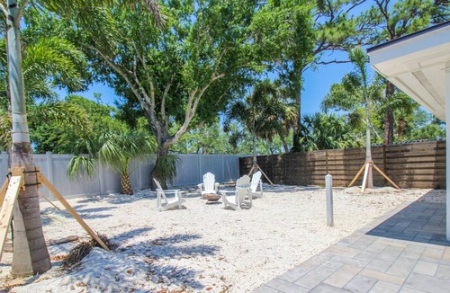 Park East Condo | Downtown Modern Retreat, Sunflower