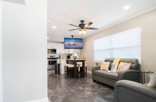 Park East Condo | Downtown Modern Retreat, Sunflower