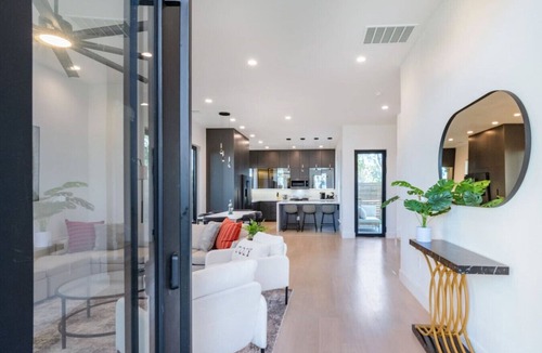 Govalle Apartment | Downtown Modern Retreat: Steps from Everything