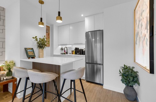 Milton Park Apartment | Downtown Montreal Galerie W/Balcony | 1BR King Bed, Sofa Bed, Parking, TV & Gym