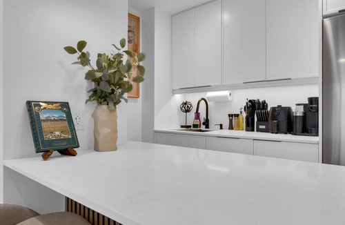 Milton Park Apartment | Downtown Montreal Galerie W/Balcony | 1BR King Bed, Sofa Bed, Parking, TV & Gym