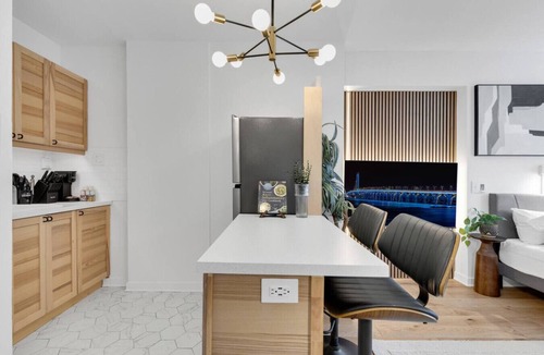 Milton Park Apartment | Downtown Montreal Sherbrooke Suite | Balcony, Queen Bed, Sofa Bed, Parking & TV