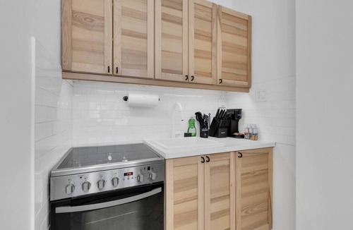 Milton Park Apartment | Downtown Montreal Sherbrooke Suite | Balcony, Queen Bed, Sofa Bed, Parking & TV