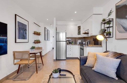 Milton Park Apartment | Downtown Montreal Speakeasy 501 | Balcony, Queen Bed, Sofa Bed, Parking & 65` TV