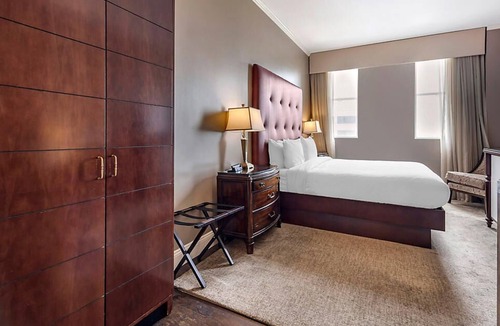 Downtown Nashville Resort | Downtown Nashville located in Printer's Alley with King Bed!