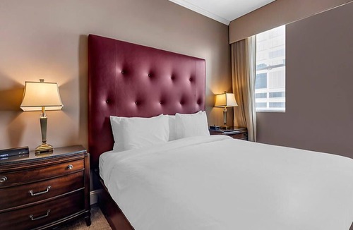 Downtown Nashville Resort | Downtown Nashville located in Printer's Alley with King Bed!