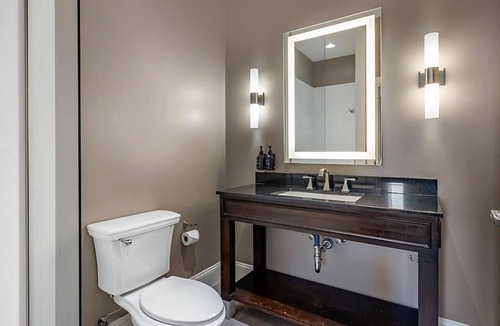 Downtown Nashville Resort | Downtown Nashville located in Printer's Alley with King Bed!
