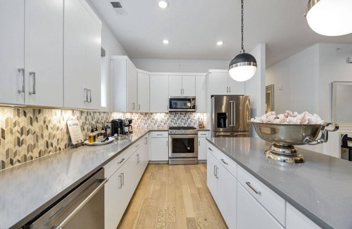 West End Apartment | Downtown Nashville Luxury Condo + Private Parking