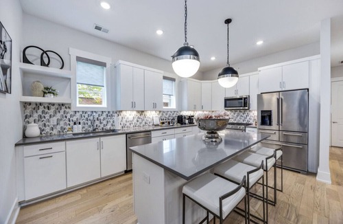 West End Apartment | Downtown Nashville Luxury Condo + Private Parking