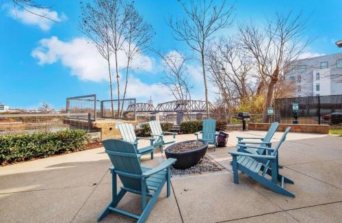 North Capitol Apartment | Downtown Nashville River Views Pool Parking