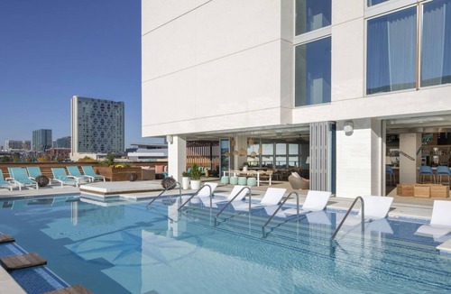 Sobro Resort | Downtown Nashville Studio – Margaritaville Pool & Live Music