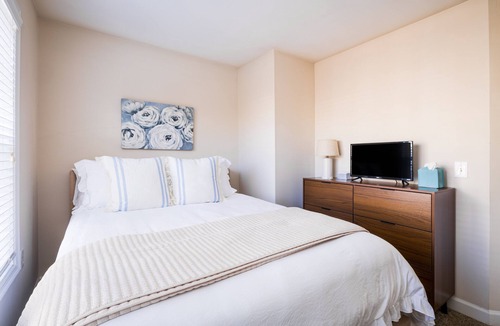 Downtown Condo | Downtown Norfolk Condo w/Free Parking!