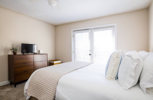 Downtown Condo | Downtown Norfolk Condo w/Free Parking!