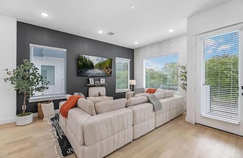 Greater East End House | Downtown Oasis Rooftop with Skyline View