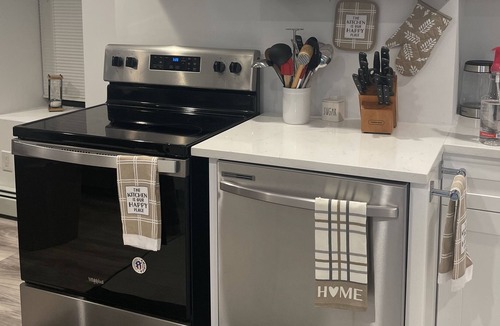 Troy Apartment | Downtown Oasis