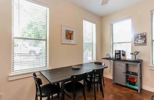 West End House | Downtown oasis, walking distance to Capitol, UT, Zilker Park, music venues