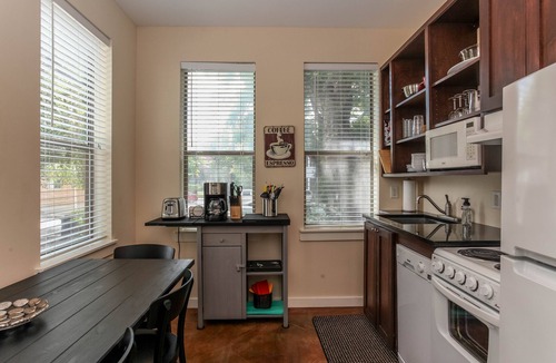 West End House | Downtown oasis, walking distance to Capitol, UT, Zilker Park, music venues
