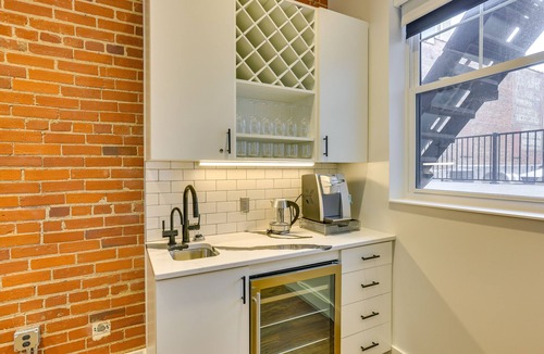 Downtown Omaha Condo | Downtown Omaha Getaway w/Deck & Gas Grill!