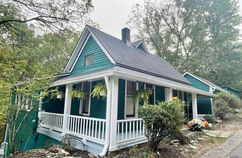 Eureka Springs Historic District House | Downtown Parking The Mary Margaret Guest Suite