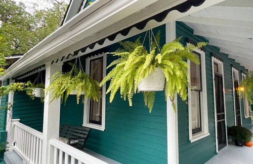 Eureka Springs Historic District House | Downtown Parking The Mary Margaret Guest Suite
