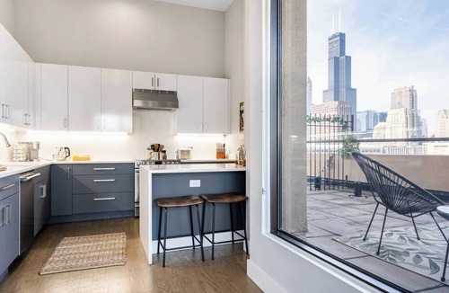 Printers Row Apartment | Downtown Penthouse 5bd VIEWS | Parking, Gym+Pool