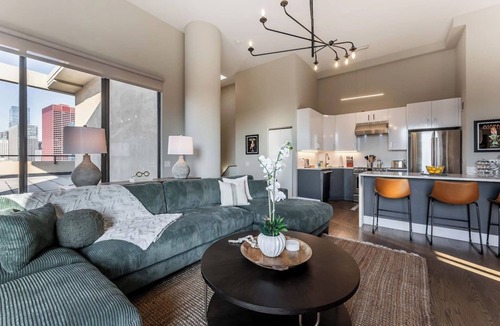 Printers Row Apartment | Downtown Penthouse 5bd VIEWS | Parking, Gym+Pool
