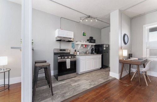 Central City Apartment | Downtown+PetsOK+Min2Beach-Cozy Studio