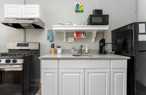 Central City Apartment | Downtown+PetsOK+Min2Beach-Cozy Studio