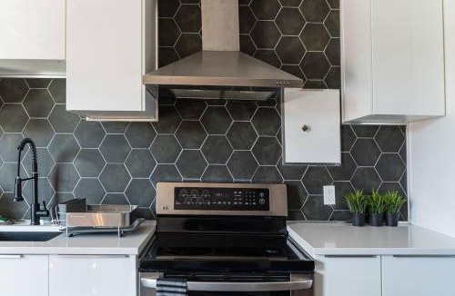 Sherbrooke Apartment | Downtown Prestige: Parking, King Bed, Sleeps 6
