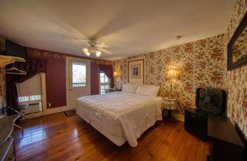 Eureka Springs Historic District House | Downtown Primrose Piedmont House