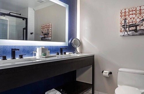The Loop Hotel | Downtown Printer Row district Hotel style room