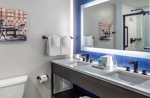 The Loop Hotel | Downtown Printer Row district Hotel style room