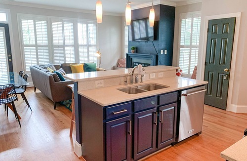 Southwest Raleigh Condo | Downtown Raleigh- Walk to Capital, NC State, Starbucks, Peace University, Food