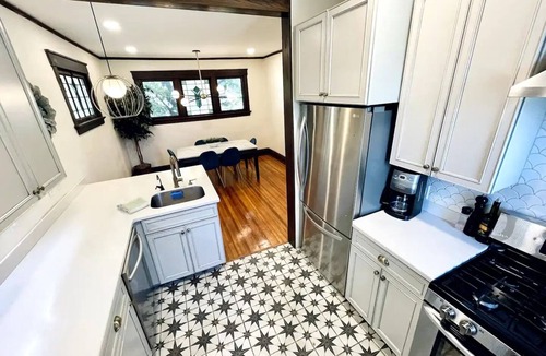 Sherman Hill House | Downtown Renovated Beautynn