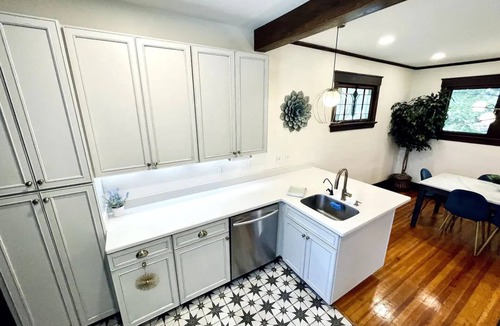 Sherman Hill House | Downtown Renovated Beautynn