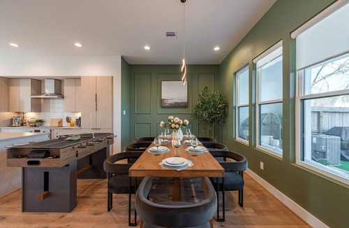 Greater East End House | Downtown Retreat: Pool Mini Golf BBQ ‖ Mins to GRB Conv, WBC, UH & Rice Grad
