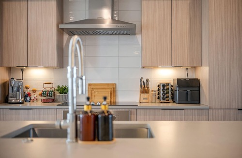 Greater East End House | Downtown Retreat: Pool Mini Golf BBQ ‖ Mins to GRB Conv, WBC, UH & Rice Grad