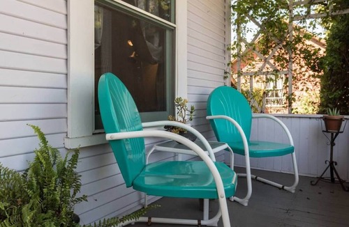 Santa Rosa House | Downtown Retro Bungalow Dog Friendly