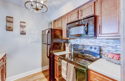 North Capitol Condo | Downtown Riverfront condo ,walk to Honky Tonks