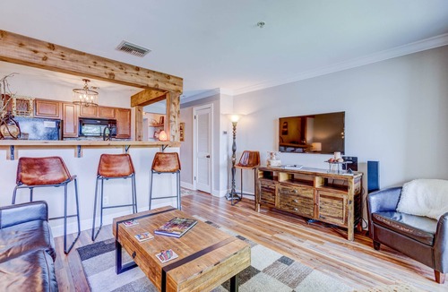 North Capitol Condo | Downtown Riverfront condo ,walk to Honky Tonks