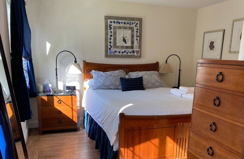 Shoreline West House | Downtown Rose Covered Mountain View Home