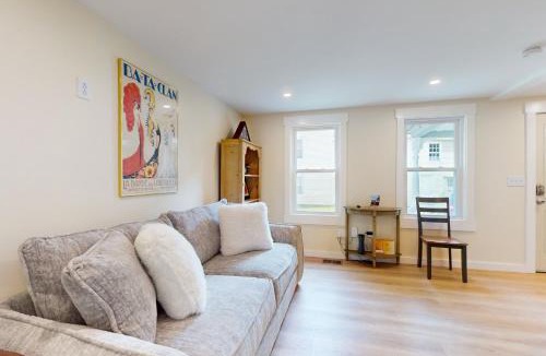 Rutland Apartment | Downtown Rut Vegas Pad