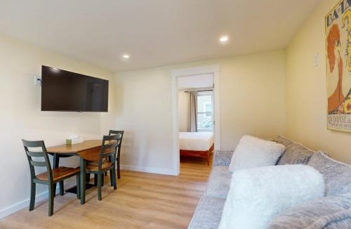 Rutland Apartment | Downtown Rut Vegas Pad