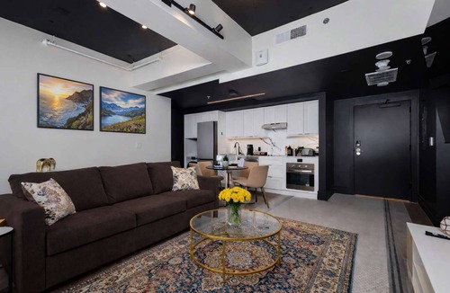 Downtown San Antonio Apartment | Downtown San Antonio 2BR Retreat River Walk Area Gym & Free Garage Parking