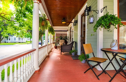 Saratoga Springs Apartment | Downtown Saratoga, Gorgeous Spacious Victorian, Sleeps 6, Pet Friendly