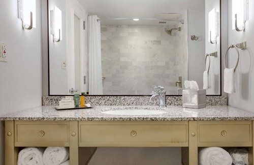 Historic Downtown Savannah Hotel | Downtown Savannah | Rooftop Pool + On-Site Bar